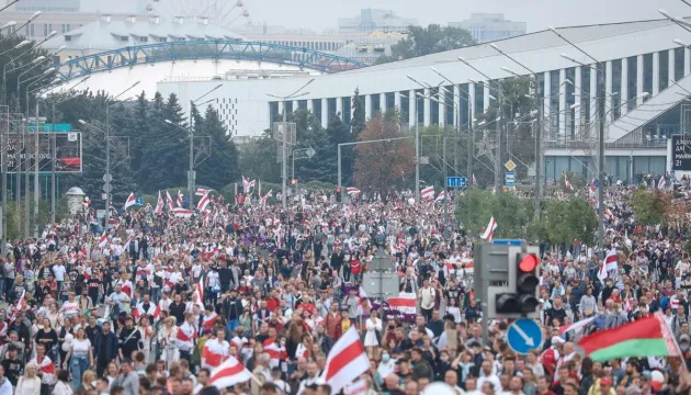 У Мінську протестувальники зводять барикади