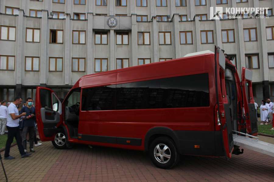 У Луцьку спортсменам з інвалідністю урочисто вручили мікроавтобус (фото)