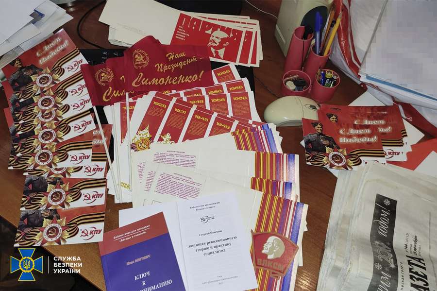 Прапори, книжки і зброя: СБУ взялася за представників заборонених партій (фото)