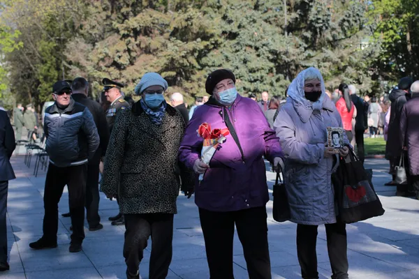 Квіти, пісні та ветерани: у Луцьку відзначили День перемоги (фото)