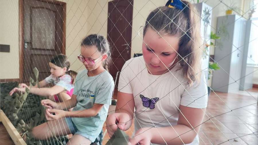 Плетуть і діти, і дорослі: у селі під Луцьком роблять маскувальні сітки для танкістів (фото, відео)