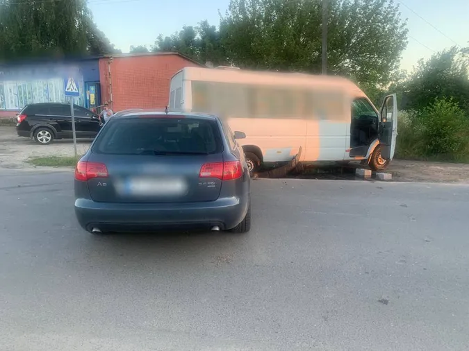 У Світязі п'яний водій легковика протаранив маршрутку (фото)