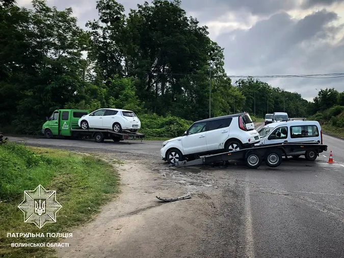 Відірвало причеп: у Луцьку «рено» протаранив лавету (фото, відео)