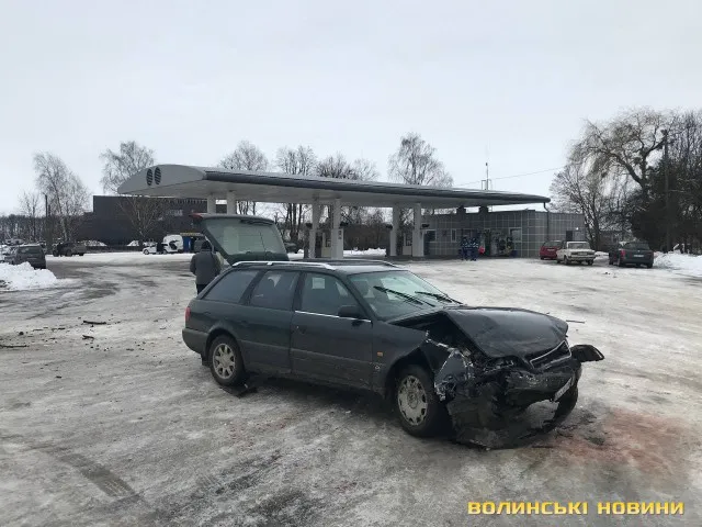 Під Луцьком на АЗС сталась аварія з потерпілими (фото, відео)