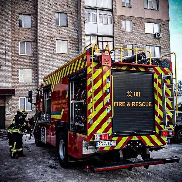 Підгоріло: у Луцьку викликали пожежних через дим у багатоповерхівці (фото)