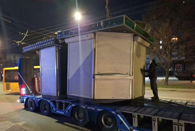 У Луцьку масово почали зносити кіоски: що відбувається (фото)