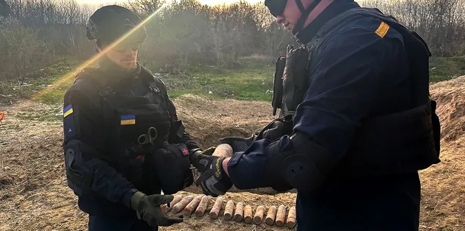 Металошукач не вщухав: на Волині найшли цілий склад снарядів (фото)