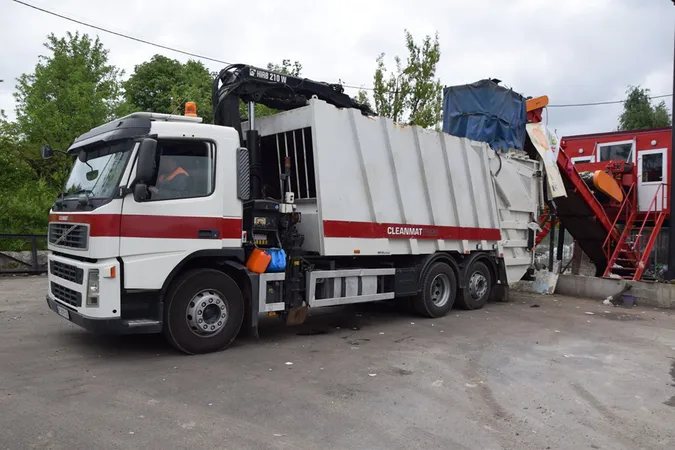 За скільки та у кого придбали новий сміттєвоз Луцька