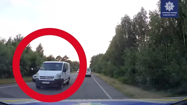 Небезпечний обгін: на Волині бус ледь не протаранив авто патрульних (відео)