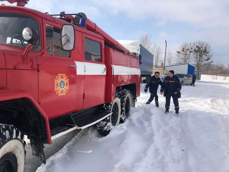 На Волині рятувальники витягнули зі снігу фуру (фото)