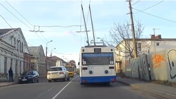 Майже лоб у лоб з маршруткою: як у Луцьку "мерседес" обганяв тролейбус (відео)