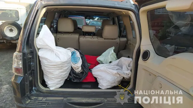 В автомобілі волинянина знайшли 45 кілограмів бурштину (фото)
