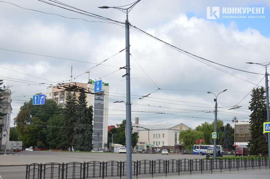 Захоплення заручників у центрі Луцька: що відбувається на місці (ФОТО)