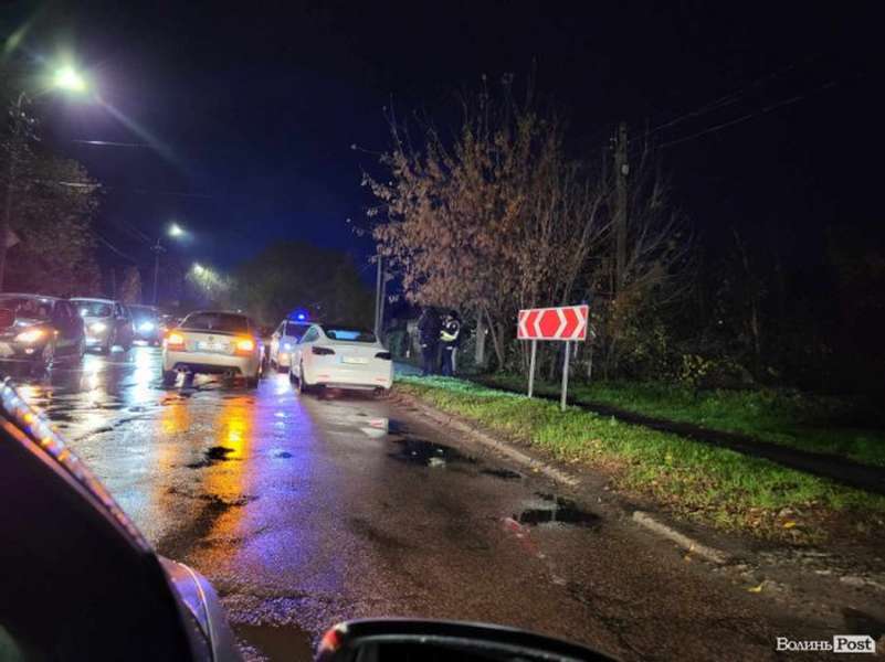 У Луцьку – ДТП: зіштовхнулись BMW і Tesla (фото)