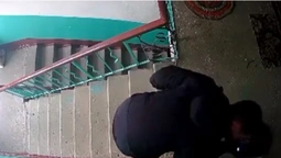 У Ковелі камера «спіймала» чоловіка в масці, який перевіряв дверні замки (відео)