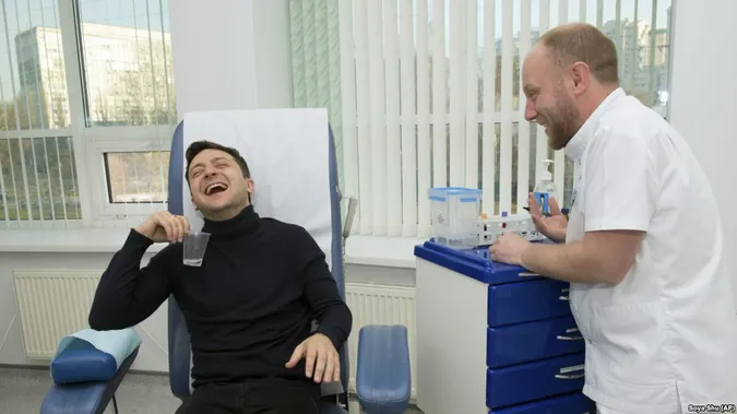Розповіли цікаві деталі про помилкову дату в аналізах Зеленського