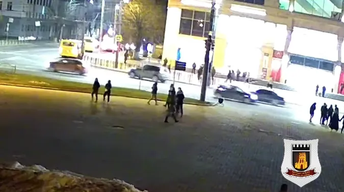 Постріли у Луцьку зафіксували камери муніципалів: молодики втекли на сірому Renault (відео)