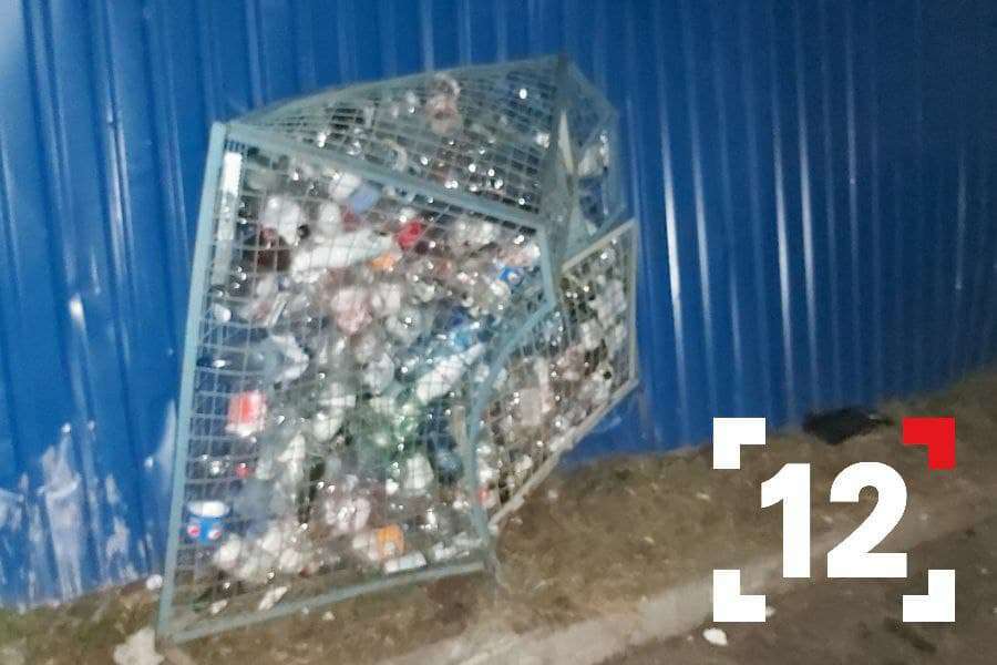Зім'яв смітник та тікав зі спущеними колесами: в Луцьку зловили п'яного водія (фото, відео)