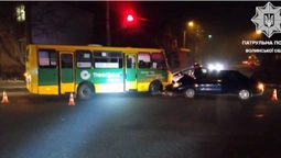 На перехресті Гнідавської-Потебні сталася аварія за участю маршрутки (відео)