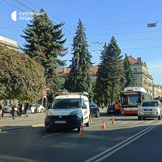Повідомили про стан дівчини, яку збили у Луцьку на переході біля університету