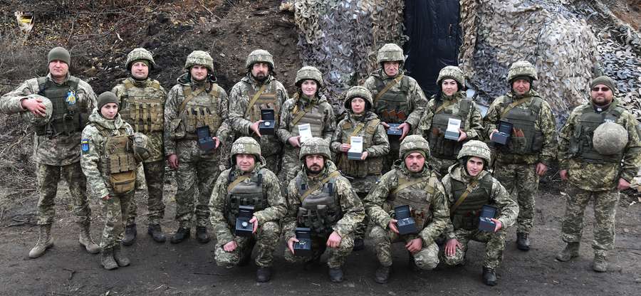 Зеленський подарував годинники волинським військовим у зоні ООС (фото)