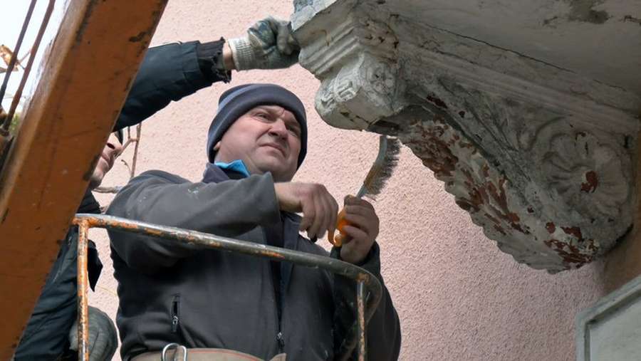 У Луцьку на проспекті Волі ремонтують аварійні балкони: скільки це коштує (відео)