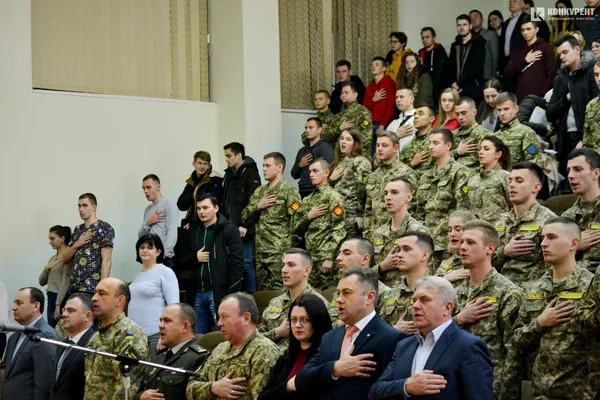 У Луцькому НТУ вручили погони молодшим лейтенантам (фото)