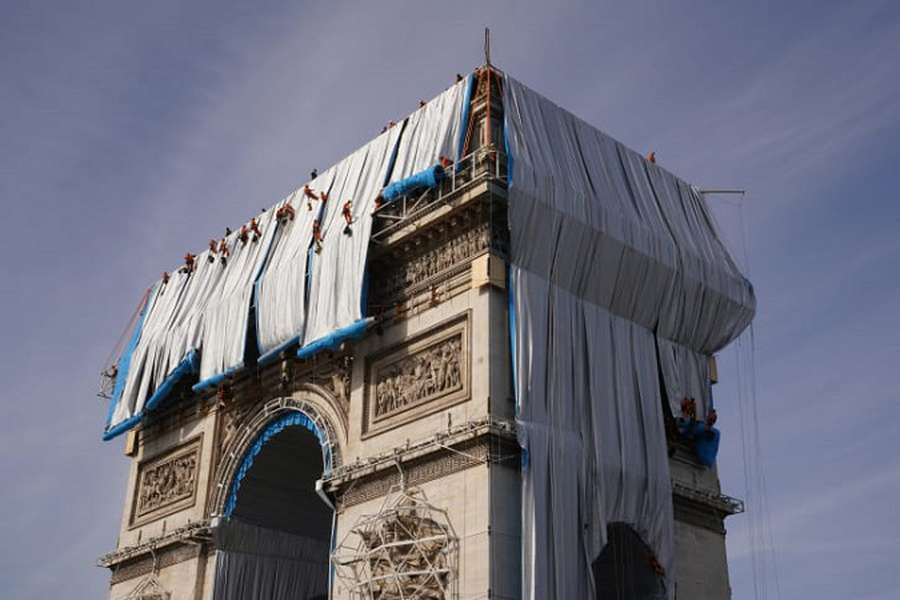 У Парижі Тріумфальну арку сховали під тканиною (фото)