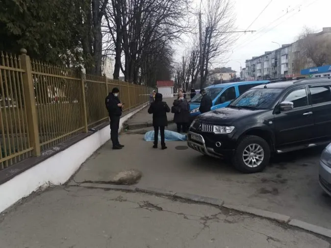 Приїхав перевірити зір: у Луцьку біля лікарні помер чоловік