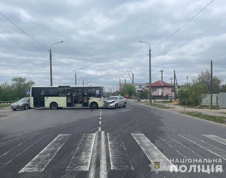 У Луцьку «мерс» протаранив автобус – є травмовані (фото)