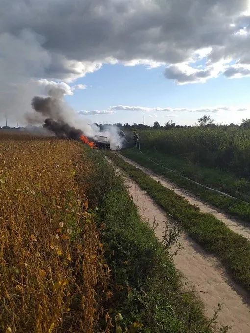 На Волині посеред поля загорілася автівка (фото)