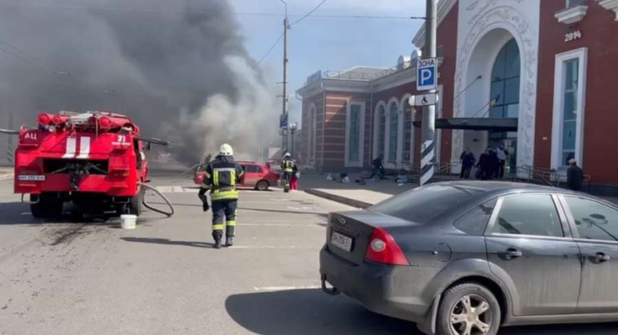 Окупанти вдарили ракетою у вокзал Краматорська: є десятки загиблих (фото, відео)