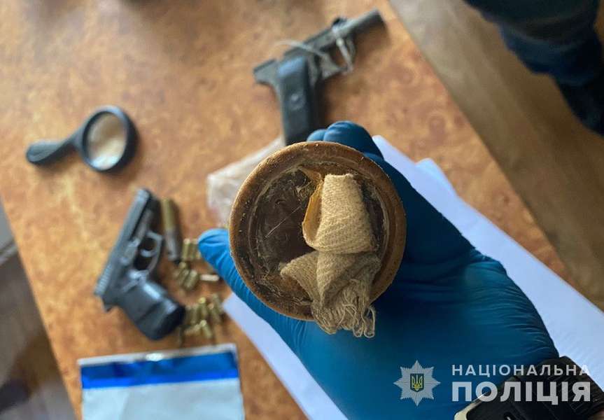 У помешканні 50-річного волинянина знайшли пістолети і набої (фото)