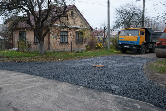 Попри війну у Луцькій громаді ремонтують дороги (фото)