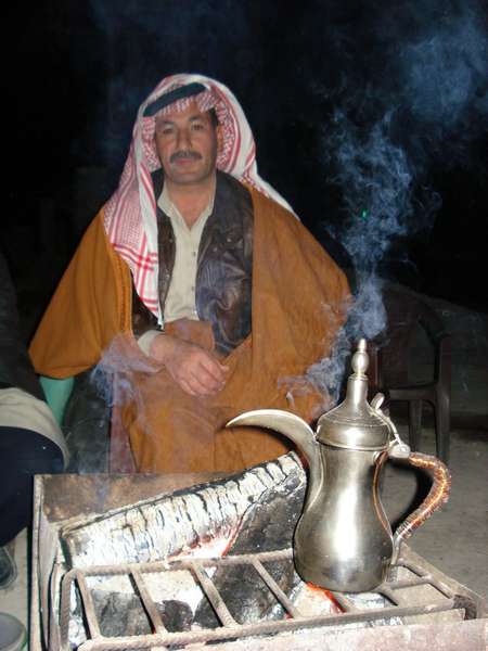 Гостинний сирієць пригощає подорожнього чаєм.><span class=