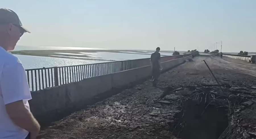 Росіяни заявили про обстріл Кримського мосту (фото)