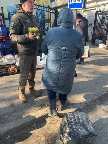 У Луцьку на ринку зловили жінку, яка продавала заборонену черемшу (фото)