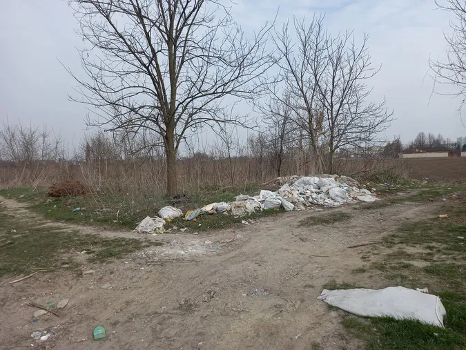 Лучани влаштували сміттєзвалище біля Нового ринку (фото)