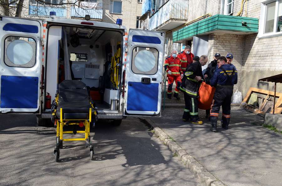 Лізли через балкон: у Луцьку рятували жінку, яка впала й не могла піднятися (фото)