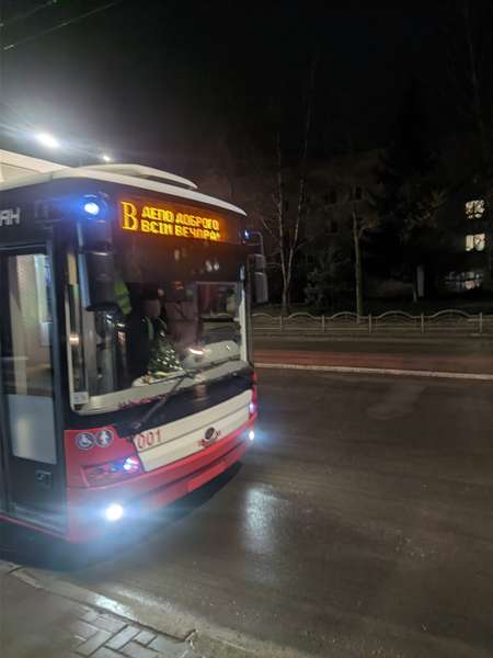 У Луцьку помітили дуже «чемний» тролейбус (фото)