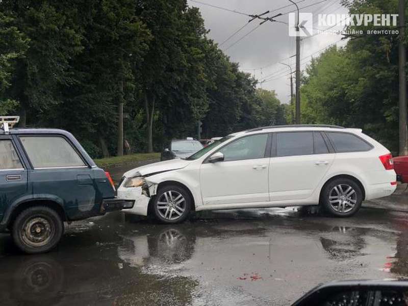 У Луцьку на перехресті не розминулися дві автівки (фото)