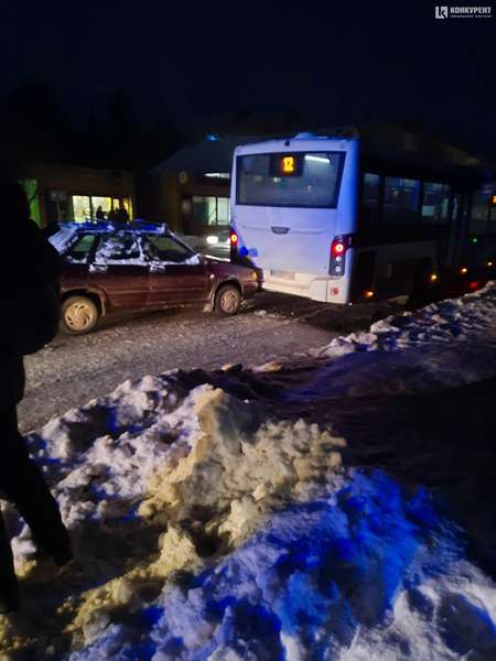 У Луцьку на Львівській сталась аварія за участі маршрутки та легковика (фото)