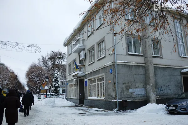 Дивіться вгору: у Луцьку бурулькова загроза (ФОТО)
