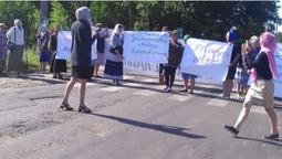 У селі Нуйно на Волині жінки перекрили дорогу на захист "Московського" патріархату (відео)