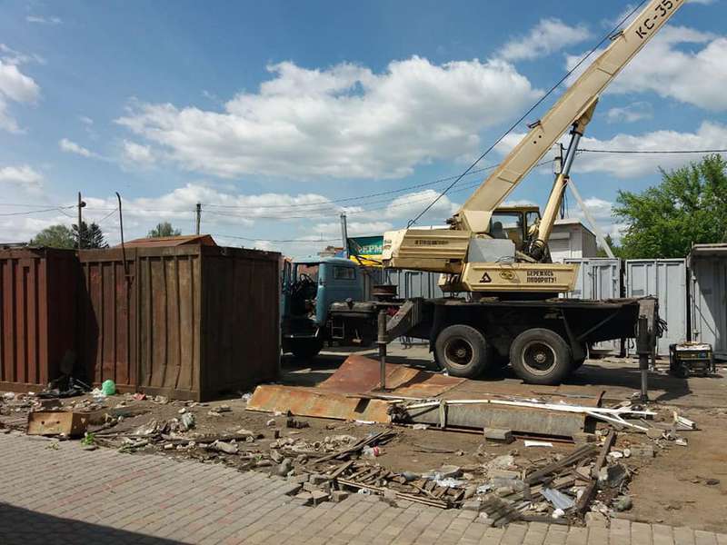 У Луцьку триває демонтаж контейнерів із Центрального ринку (фото)