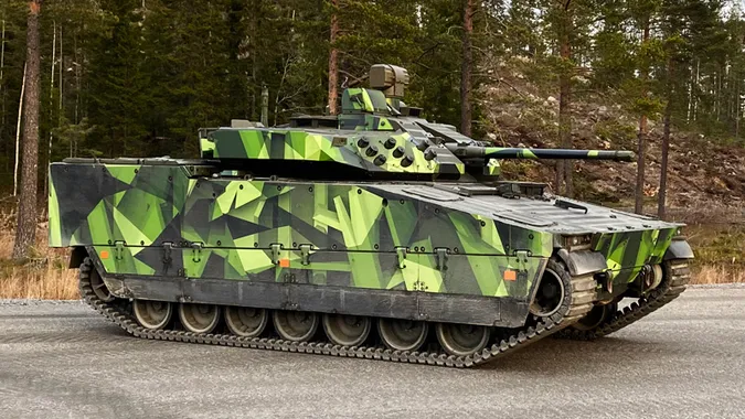Україна прагне придбати до тисячі шведських БМП CV90, – ЗМІ
