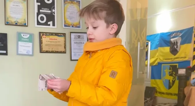 Маленький школяр з Луцька зробив донат на ЗСУ (відео)