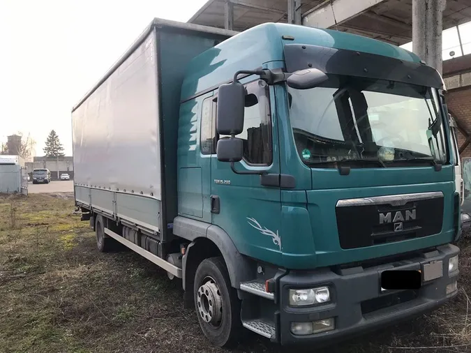 На Волині митники вилучили дві вантажівки з фальшивими документами