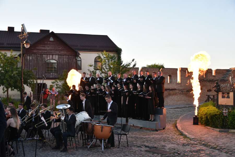 Живі скульптури та оркестр між вогнями: Луцьк провів весну музично й театрально