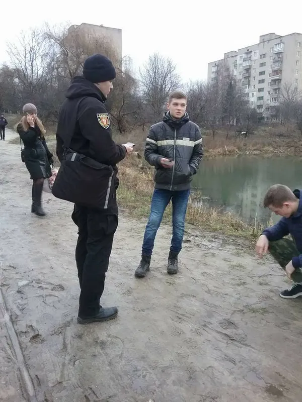 Луцькі муніципали насварили підлітків за петарди  (фото) 